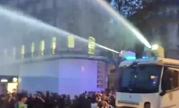 法国街头爆发大规模抗议：警方动用高压水枪 老人妇女遭追赶