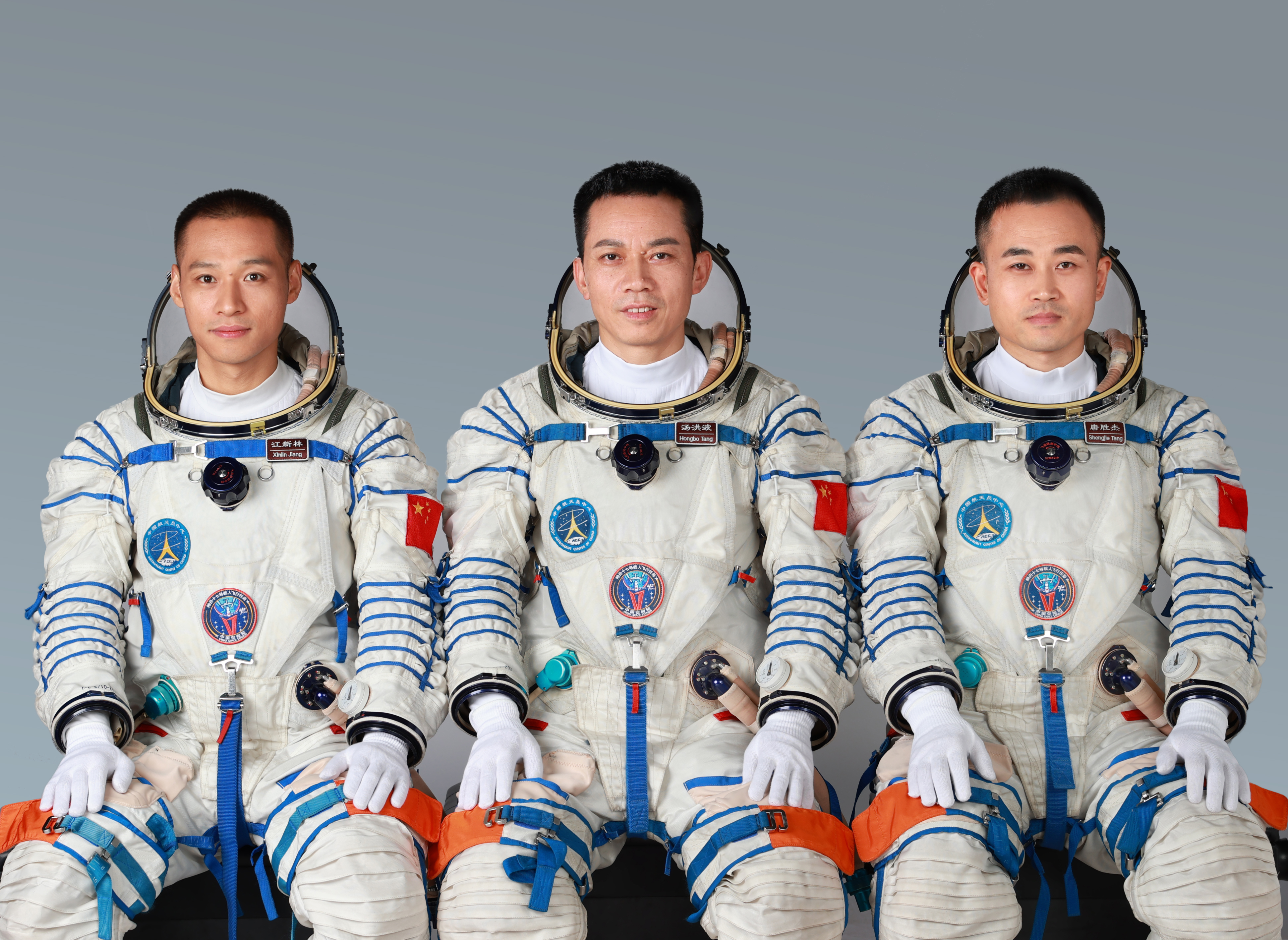 神舟十七号航天员乘组汤洪波（中）、唐胜杰（右）、江新林（左）。中国载人航天工程办公室供图